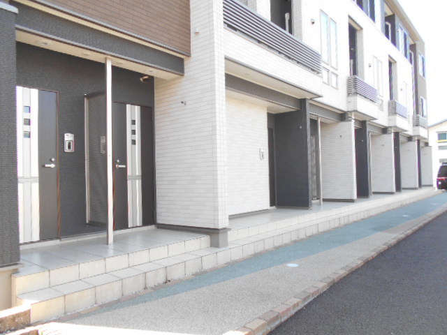 16/23 エントランス