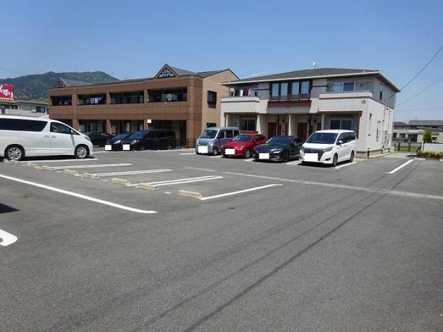 22/28 駐車場