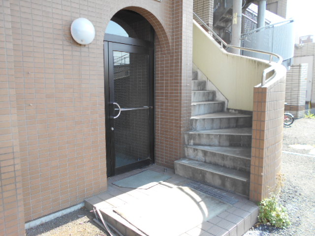 18/27 エントランス