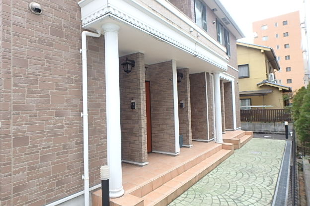 22/28 エントランス