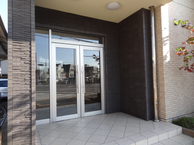 22/28 エントランス