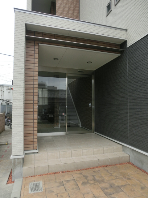 22/28 エントランス