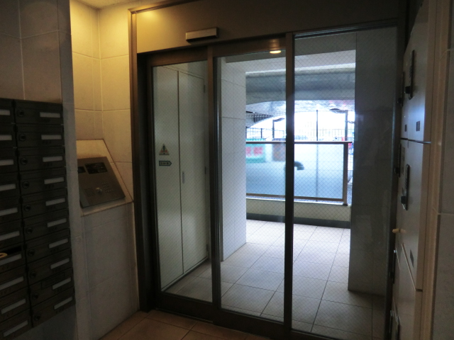 23/30 エントランス