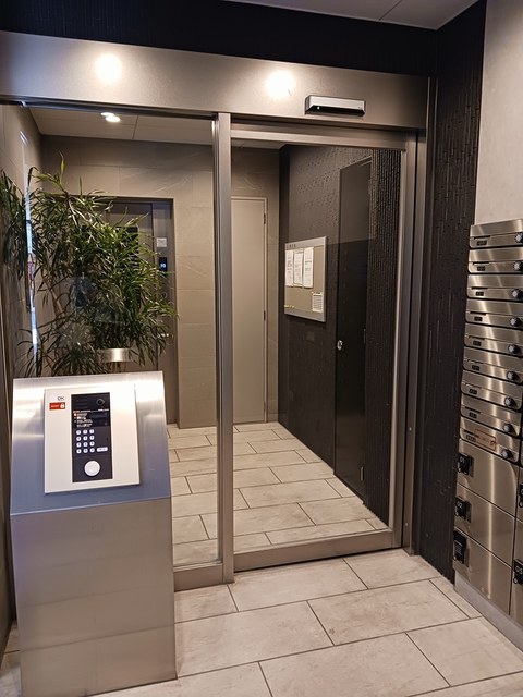 14/20 エントランス