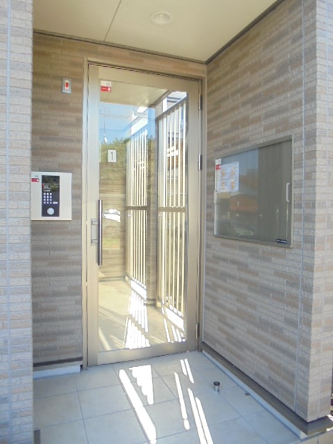 16/23 エントランス