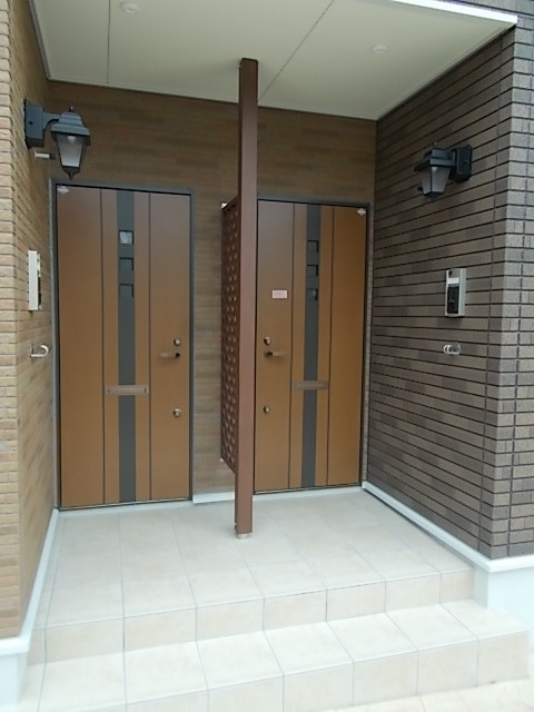 16/23 エントランス