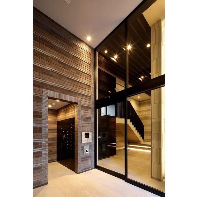 20/21 エントランス