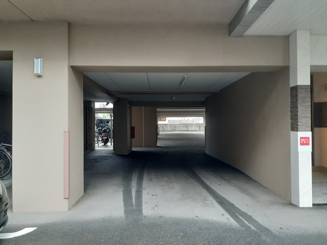 22/28 駐車場