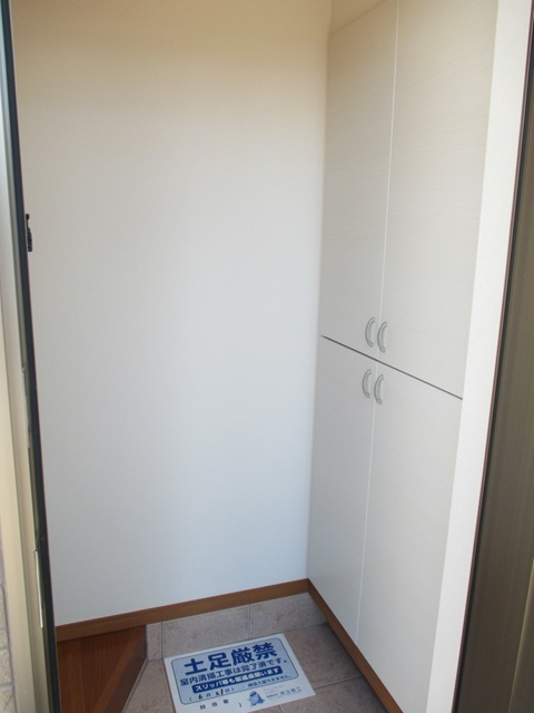 22/27 エントランス