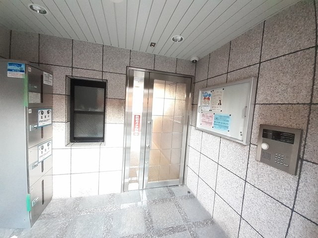 16/23 エントランス