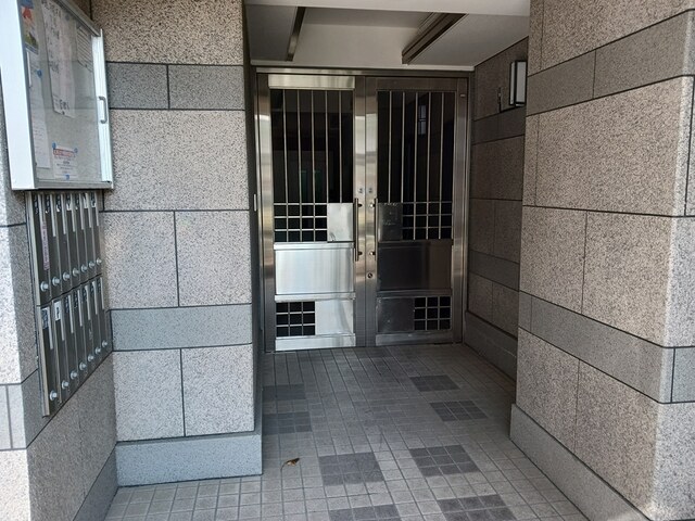 23/29 エントランス