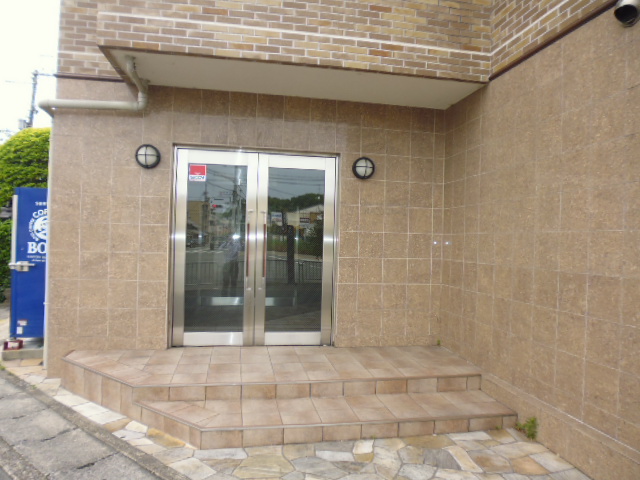 19/27 エントランス