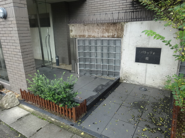 23/30 エントランス