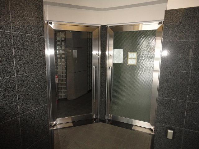 23/30 エントランス