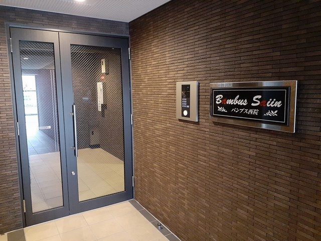 18/25 エントランス