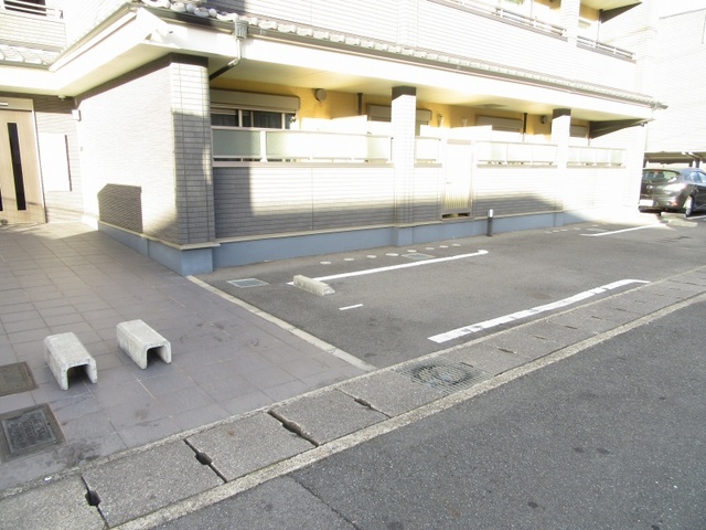 22/28 駐車場