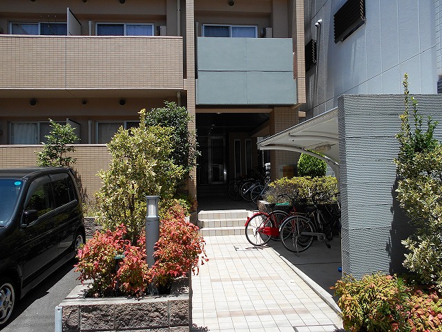 21/30 エントランス