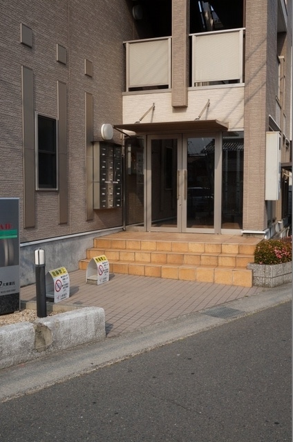 16/23 エントランス