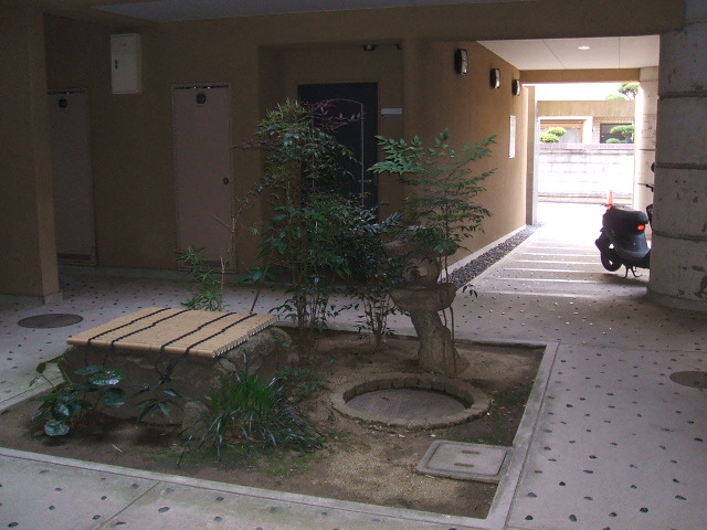 18/23 エントランス