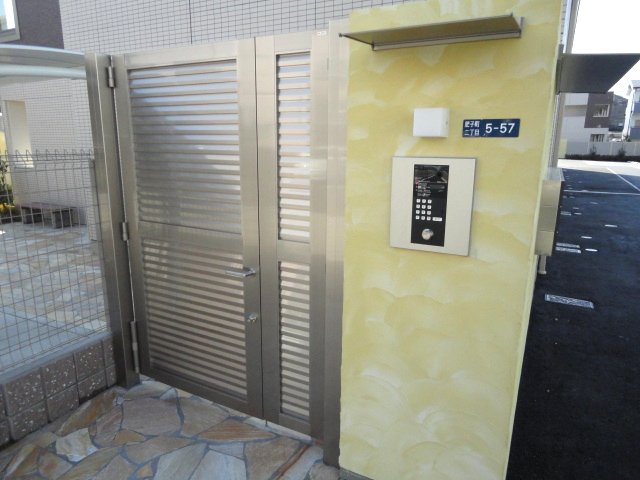 22/23 エントランス