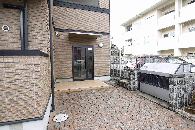 13/22 エントランス