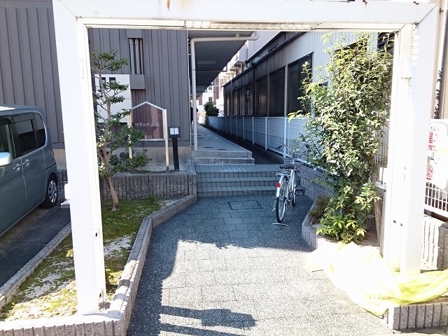 13/22 エントランス