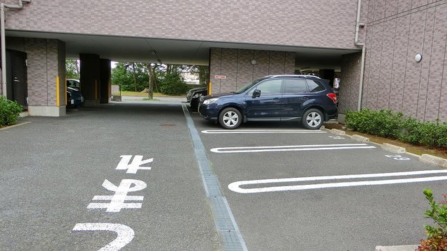 27/30 駐車場