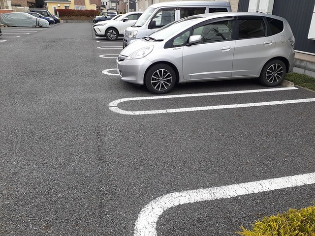 27/30 駐車場