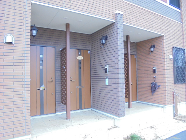 16/23 エントランス