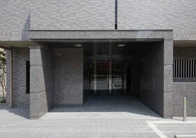 16/23 エントランス