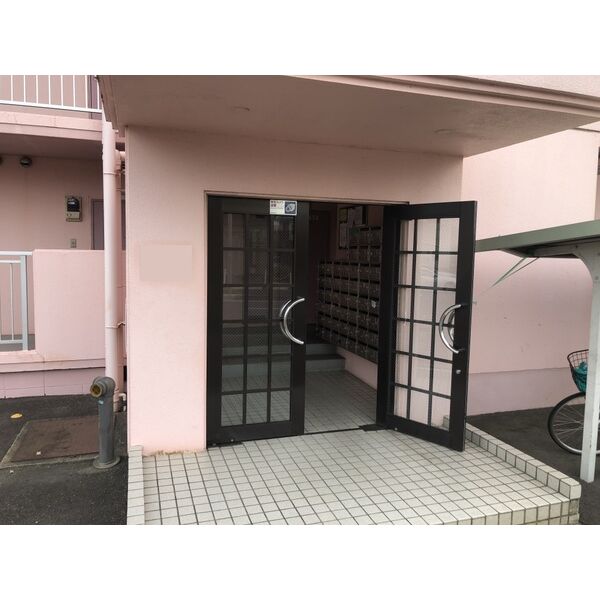 18/27 エントランス