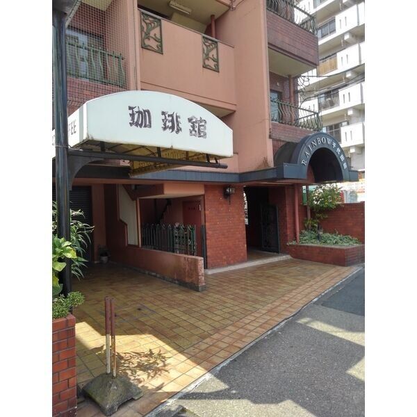 19/27 エントランス