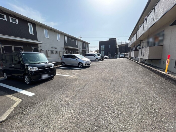 25/28 駐車場