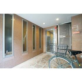 18/23 エントランス