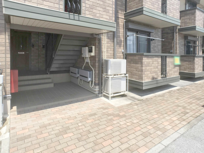 19/27 エントランス