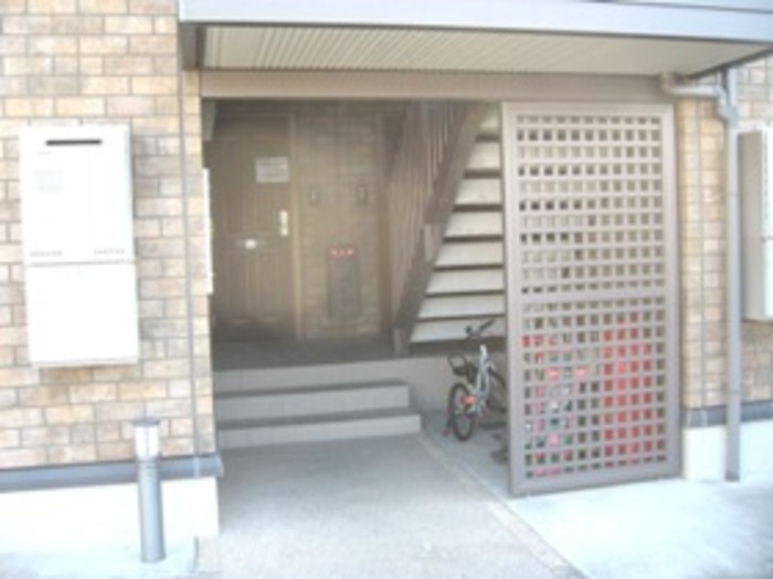 16/23 エントランス