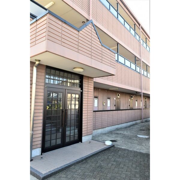 19/27 エントランス