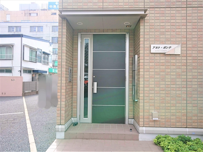 19/30 エントランス