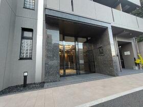 16/23 エントランス