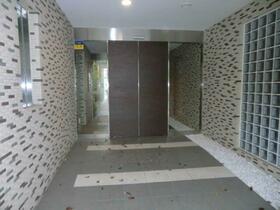 16/23 エントランス