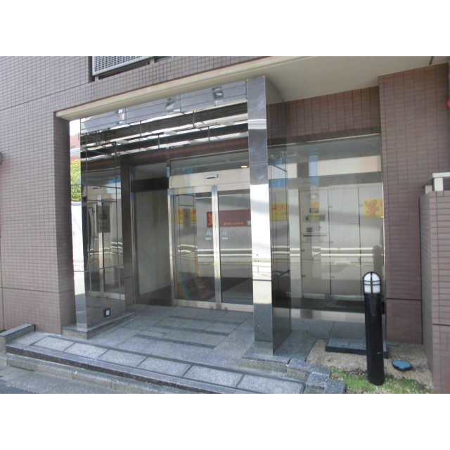 18/23 エントランス