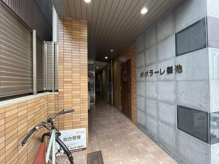 18/27 エントランス