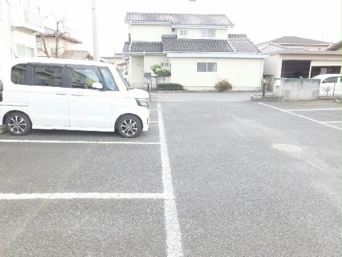 13/13 駐車場