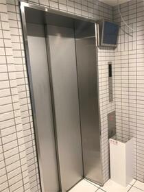 16/23 エントランス