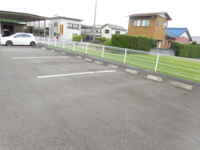 2/3 駐車場