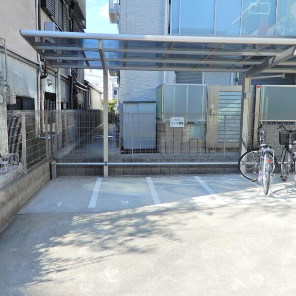 16/16 駐車場