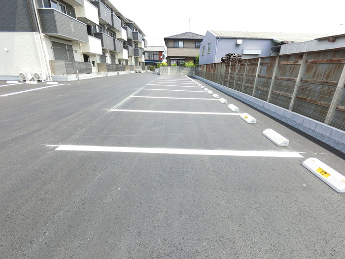 18/27 駐車場