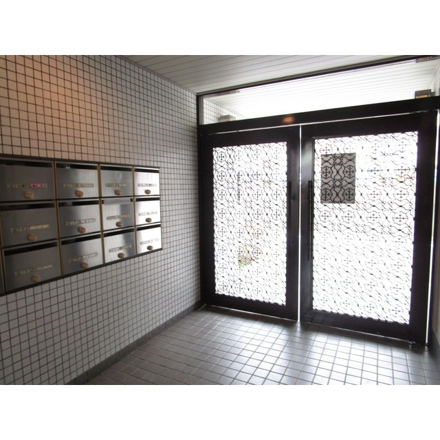 19/27 エントランス