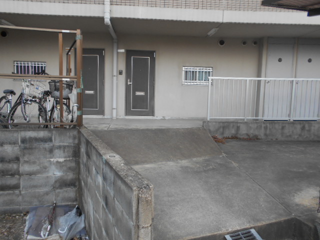 18/27 エントランス