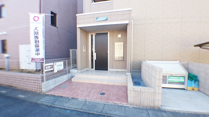 16/23 エントランス